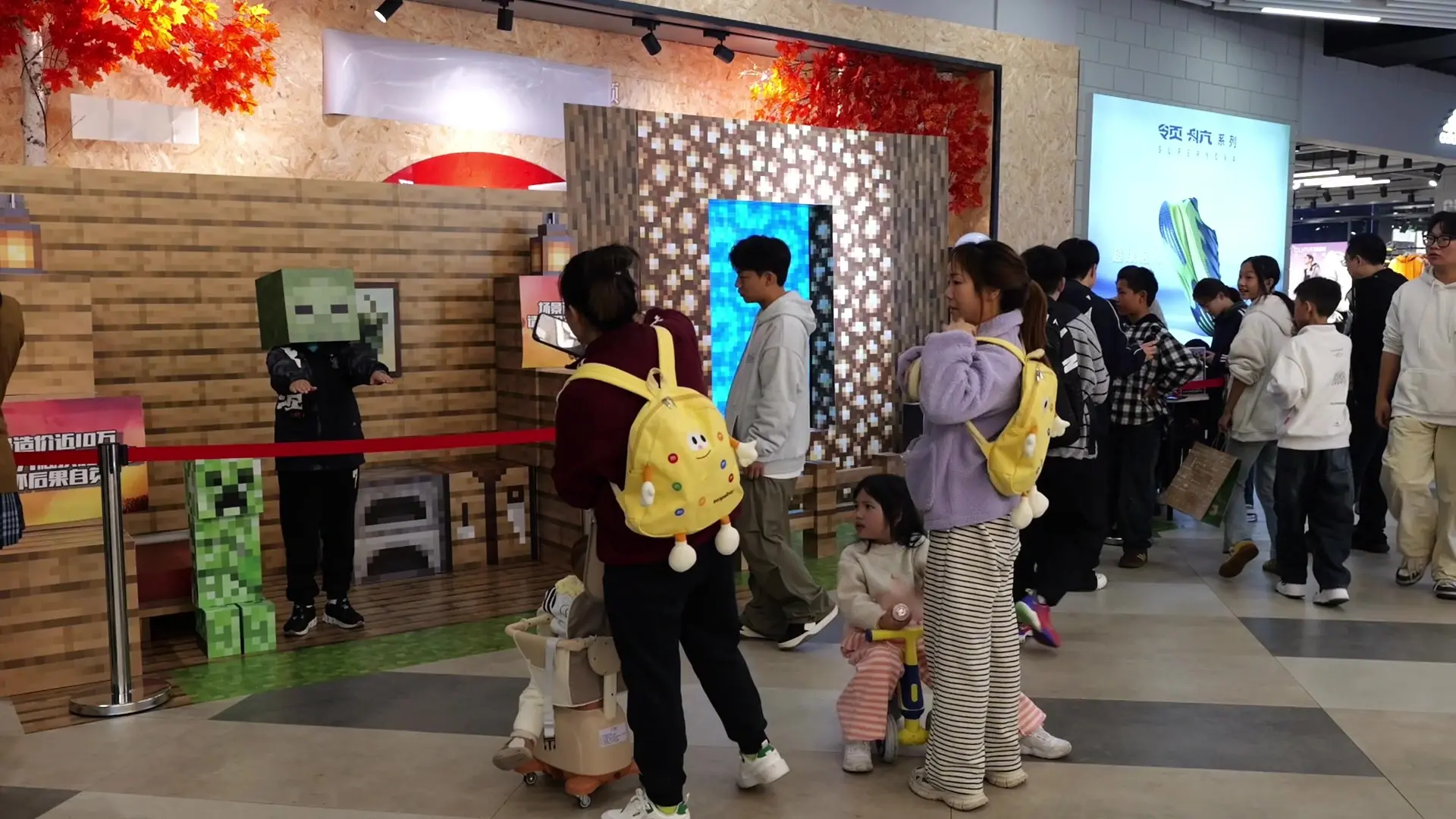 场玩家参观互动体验区
